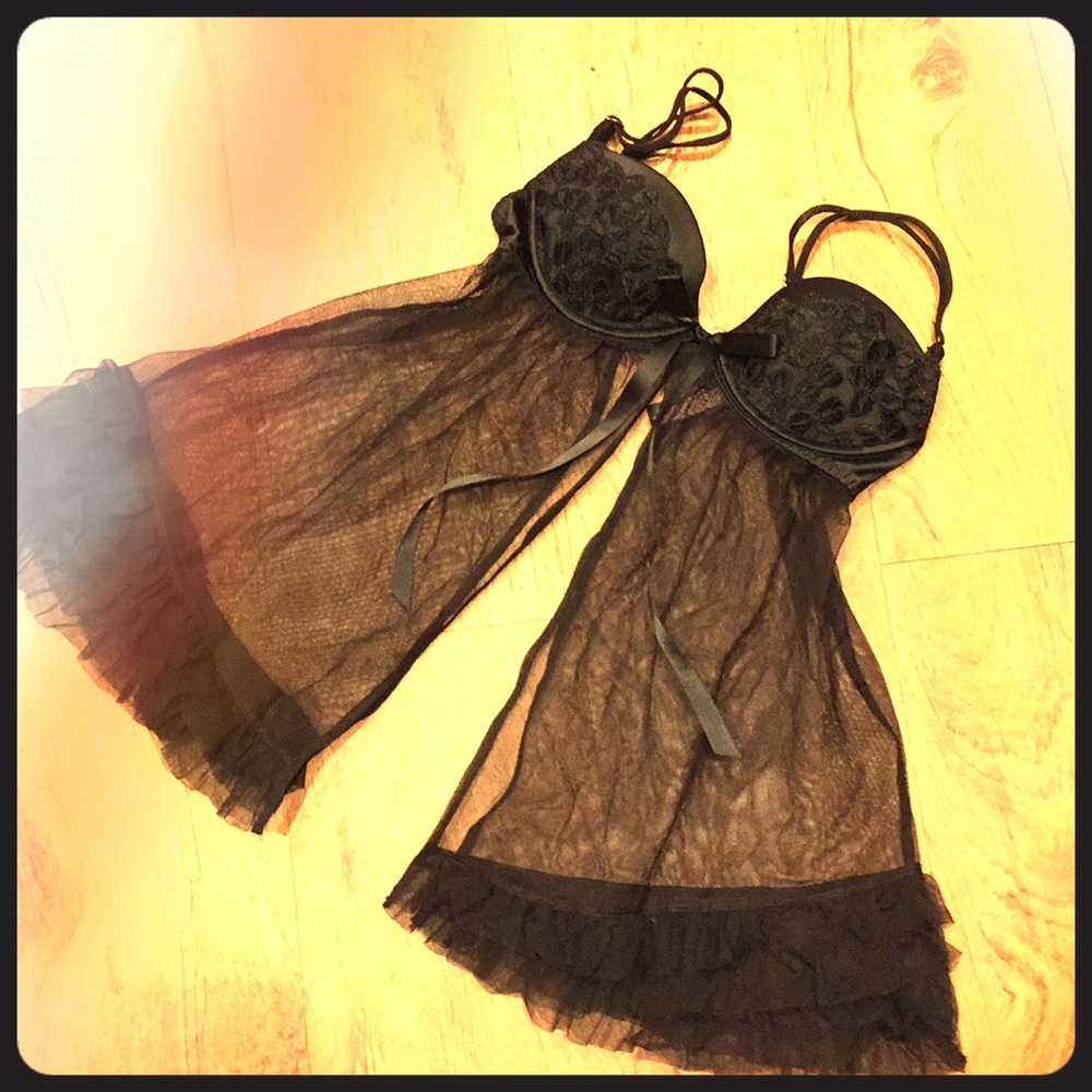 Victoria's Secret black babydoll pushup 😍